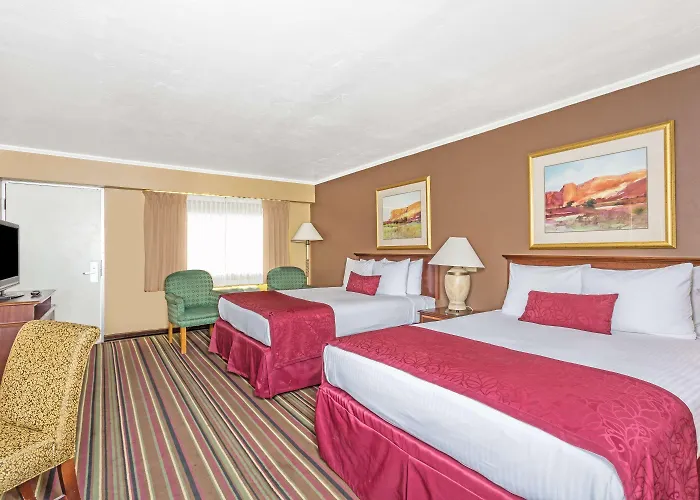 Days Inn & Suites By Wyndham Logan